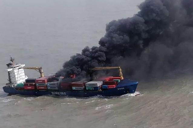 马士基等多家船公司近500个集装箱爆炸起火,中国各大港口的货物被烧!
